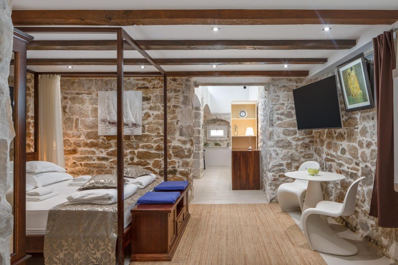 Awesome Stone House Hotel สปลิท ภายนอก รูปภาพ